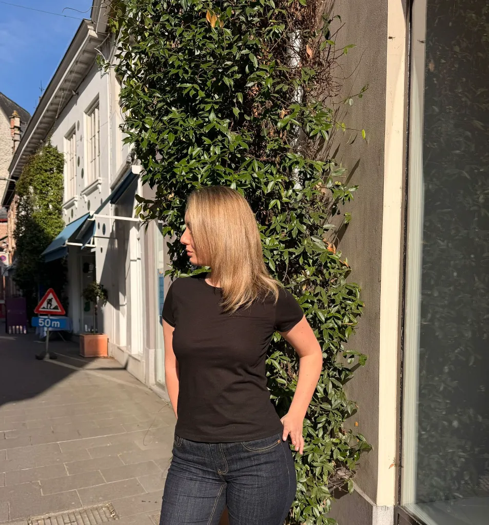 Tshirt zwart dame met mok voorkant.webp