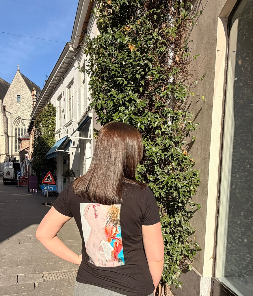 T-shirt - Dame met roze vinger | Belgische streetwear