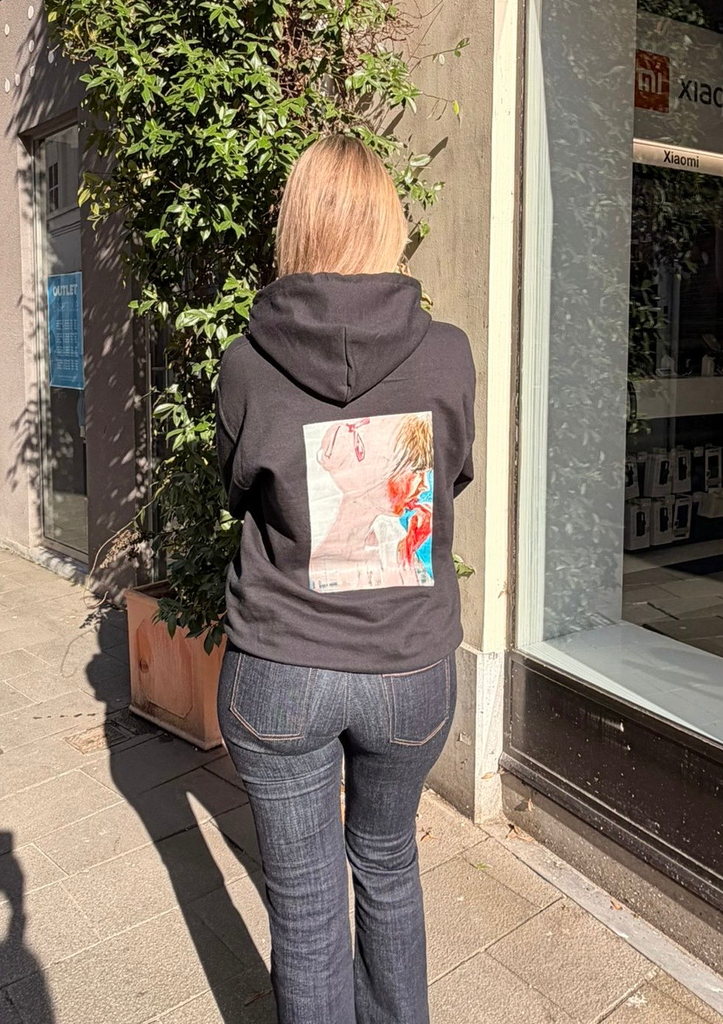 Hoodie - Dame met roze vinger